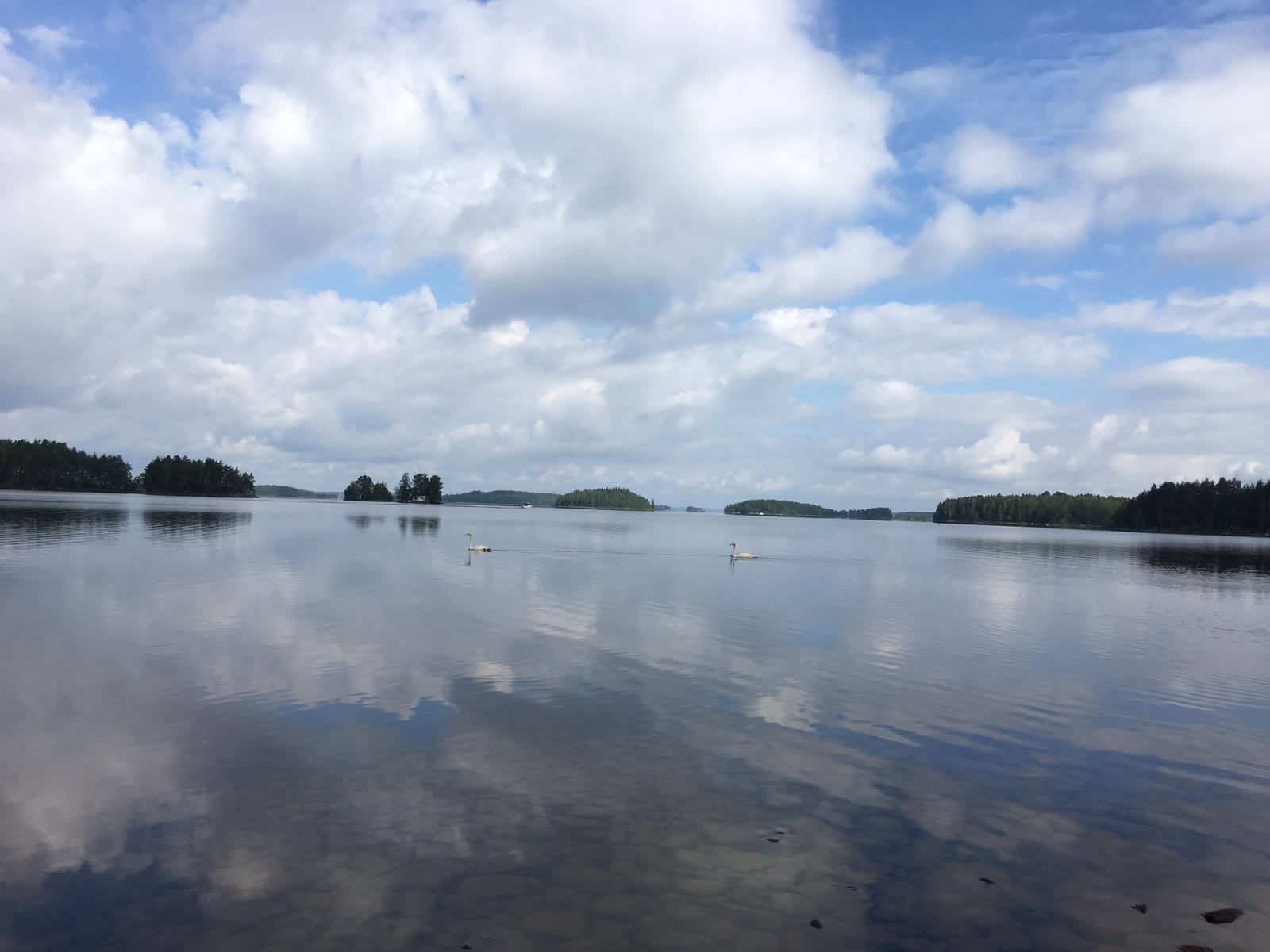 Finnische Seenlandschaft mit vielen Inseln