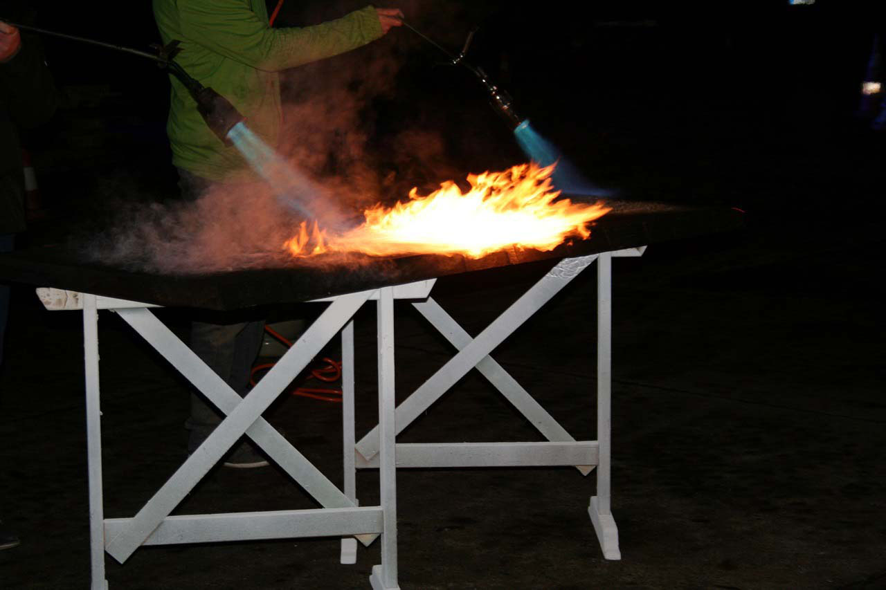 Oberflächenbehandlung von Holz Yakisugi Methode hier mit einer Gasflamme