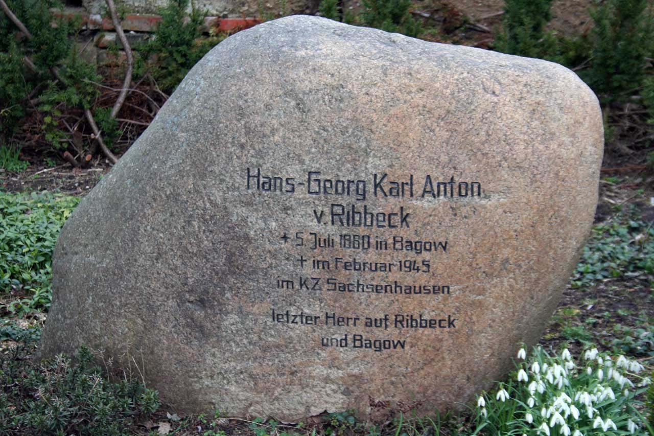 Gedenkstein Hans von Ribbeck auf dem Familienfriedhof