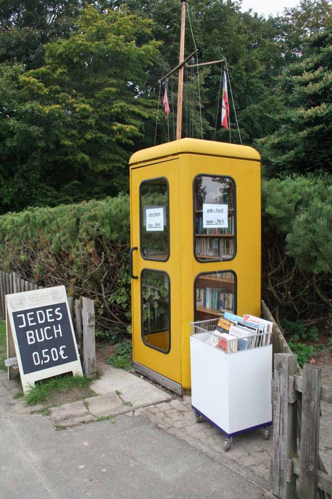 Telefonzelle mit Büchern als kleiner Flohmarktstand zum selber aussuchen und bezalen