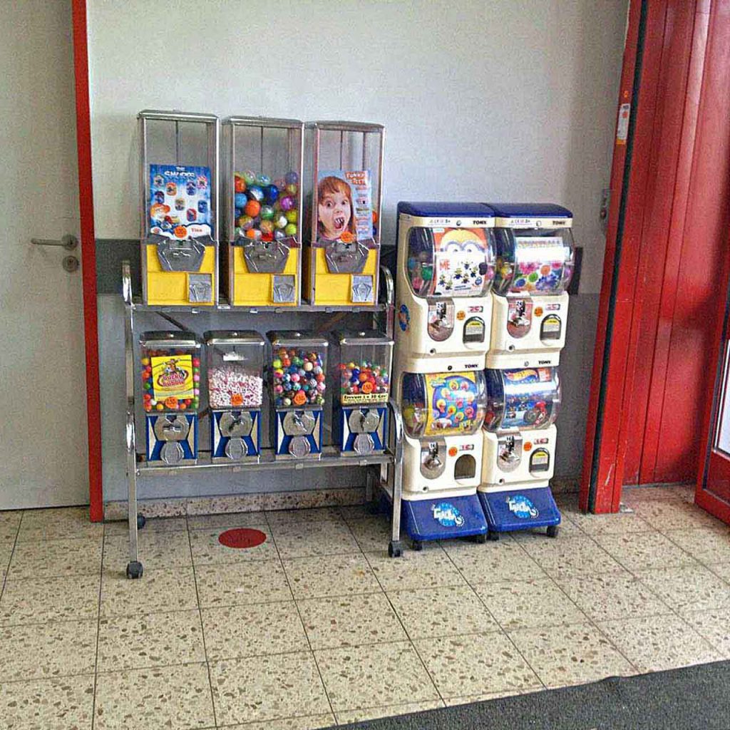 Kaugummiautomaten in einem Geschäft wecken Kindheitserinnerungen