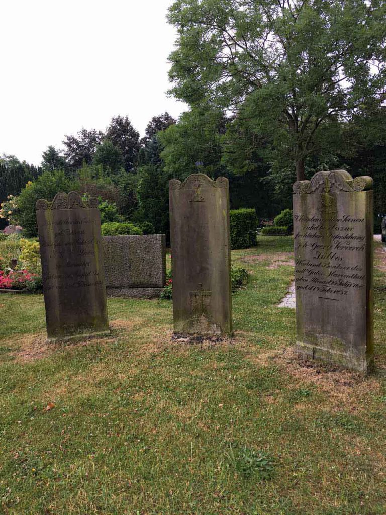 Borbyer Kirche Friedhof mit Grabsteinen