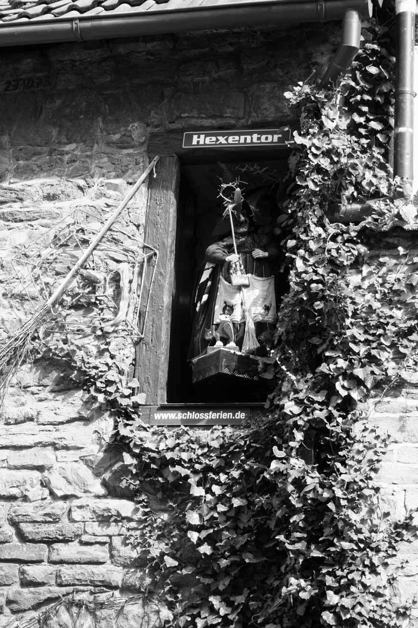 Hexentor in Wernigerode zur Walpurgisnacht in schwarz-weiß