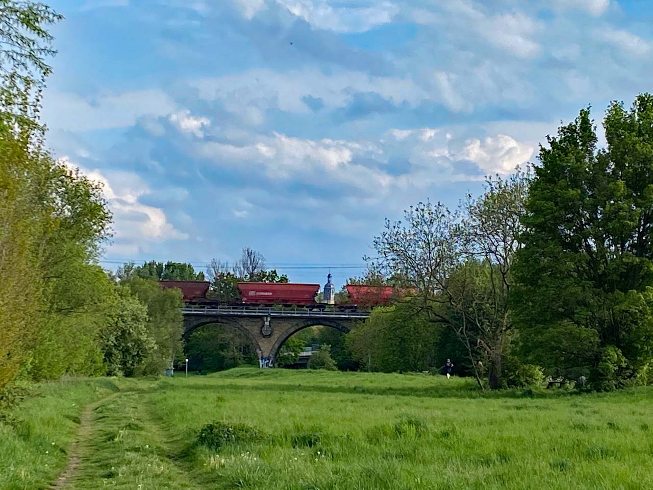 Eisenbahnbrücke mit Güterzug