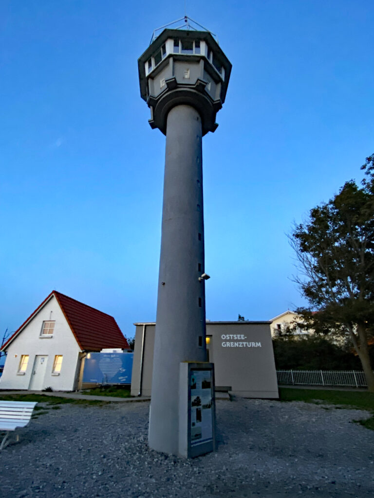 Etwas Geschichte zur blauen Stunde Ostsee Grenzturm