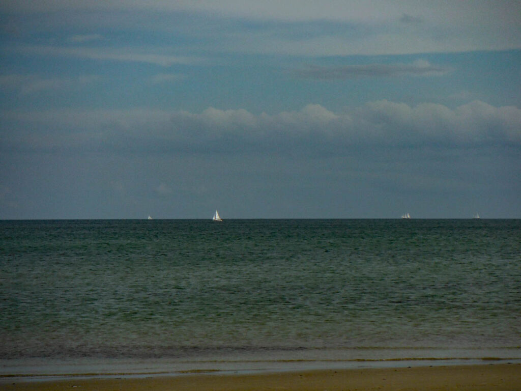 Segelschiff mit weißen Segeln