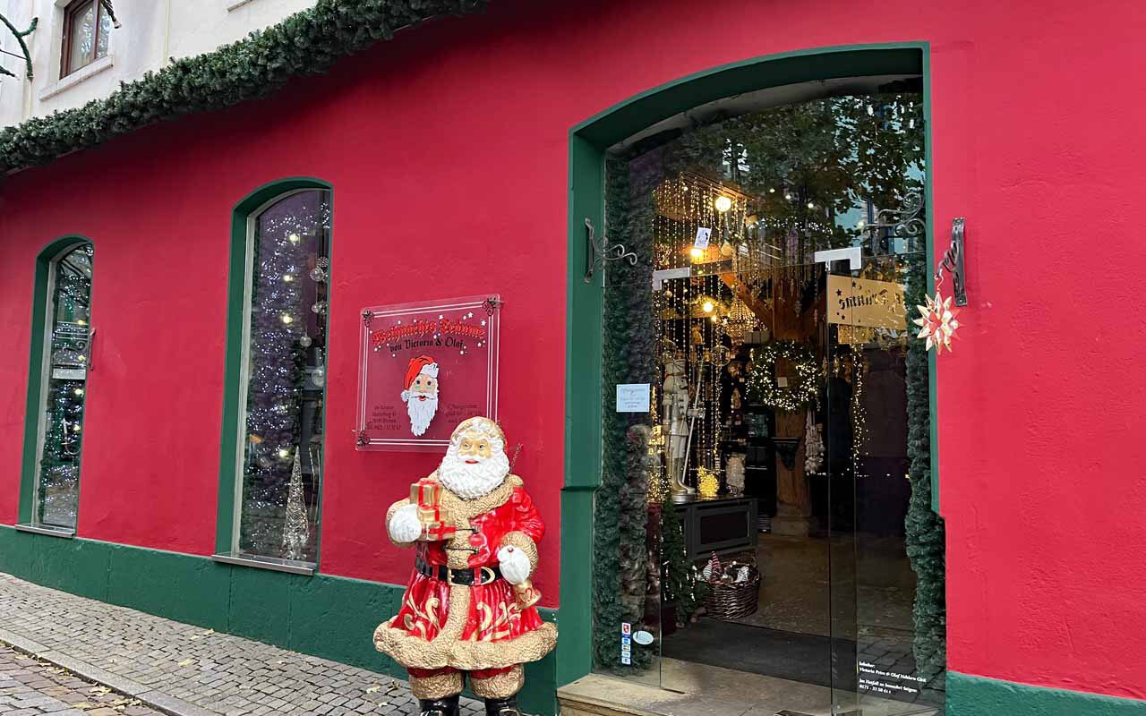 Kitsch as Kitsch can Weihnachtshaus in Bremen
