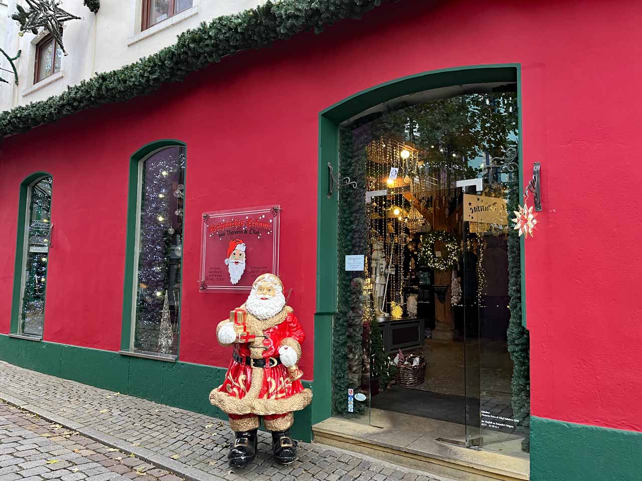 Kitsch as Kitsch can Weihnachtshaus in Bremen