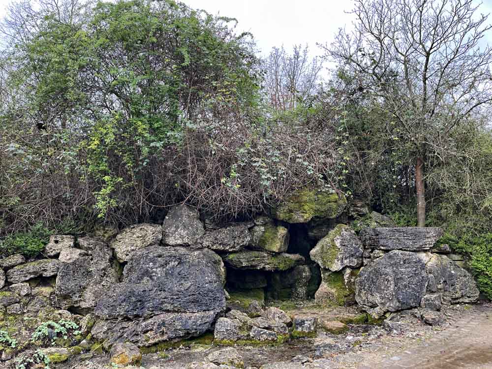 Steinhöhle im Park der Sinne