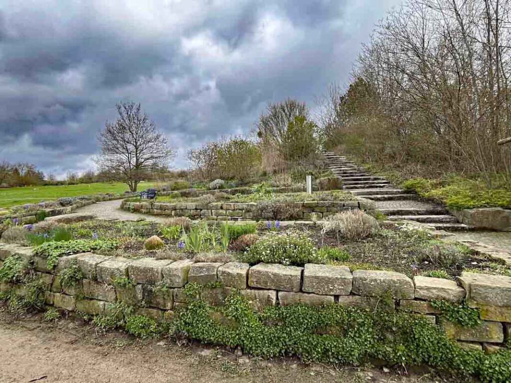 Park der Sinne Steinmauern und Pflanzengarten