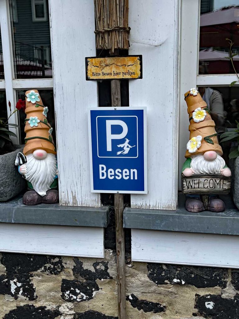 Parkplatz für Hexenbesen