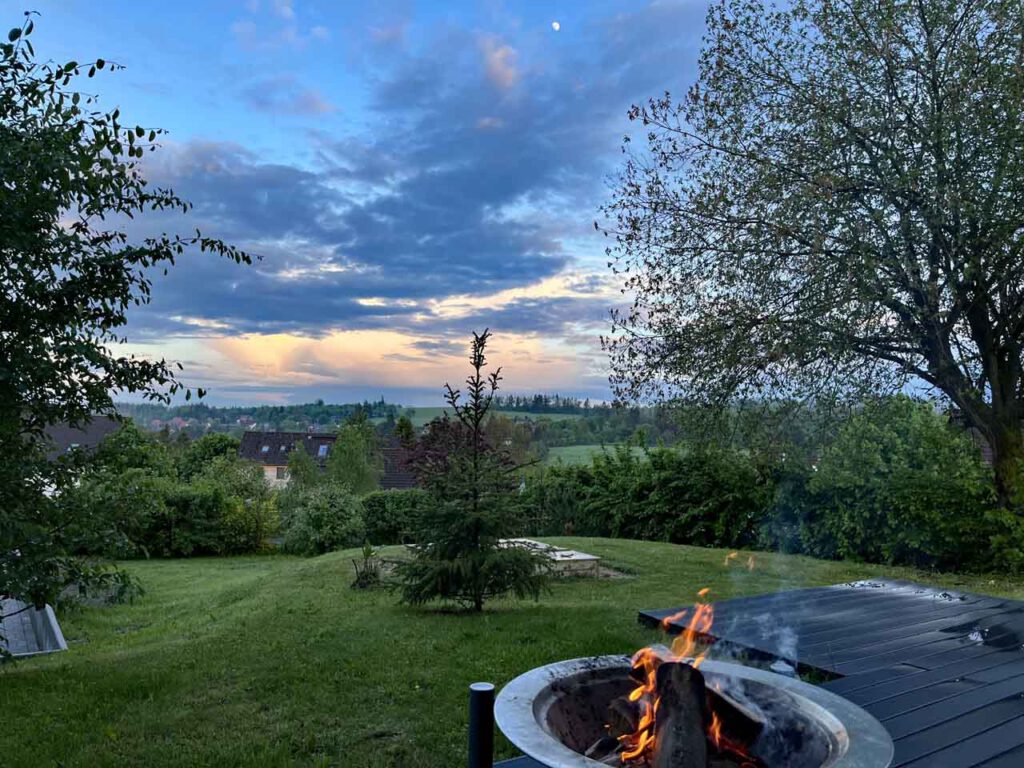 Abends am Feuer im Ferienhaus