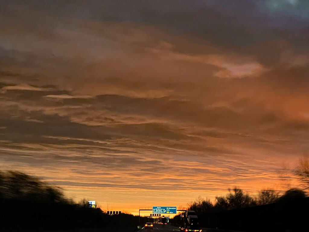 Sonnenaufgang aus dem Auto fotografiert