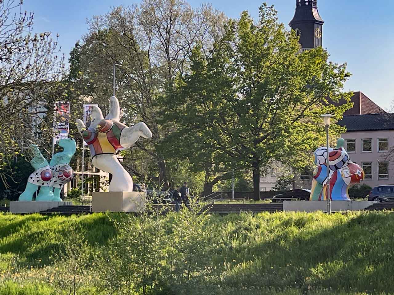 Rund um das Leineufer in Hannover hier stehen die Nanas von Nici de Saintphalle