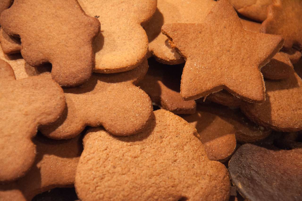 Piparkakku – finnische Pfefferkuchen auf einem Backblech zusammen