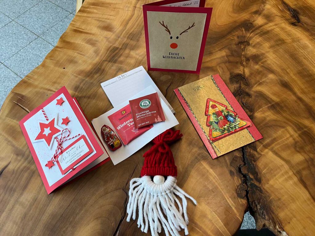 Weihnachtspost und kleine Zugaben wie Tee