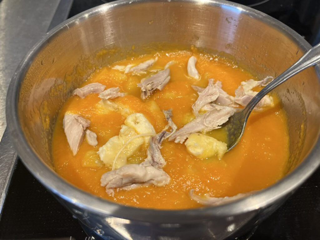 Morosche Karottensuppe mit Kartoffeln und Huhn für unseren Uno
