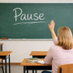 Kurze Meldung Schülerin in einem Klassenzimmer zu einer Pause mit KI generiert