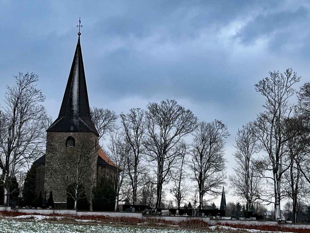 Kleine Kirche im Schnee
