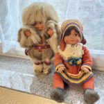 ABC Foto: T wie Tulikettu, Trachten & Totenleuchten zwei Puppen in traditioneller Tracht der Sami