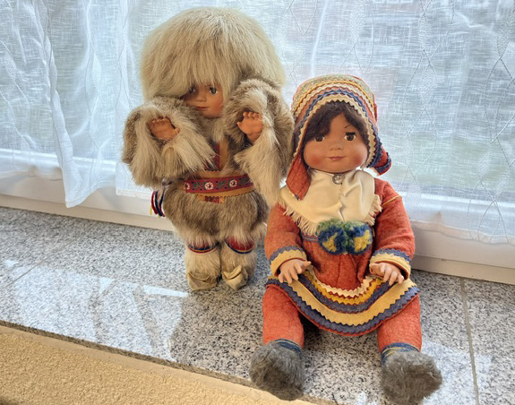 ABC Foto: T wie Tulikettu, Trachten & Totenleuchten zwei Puppen in traditioneller Tracht der Sami