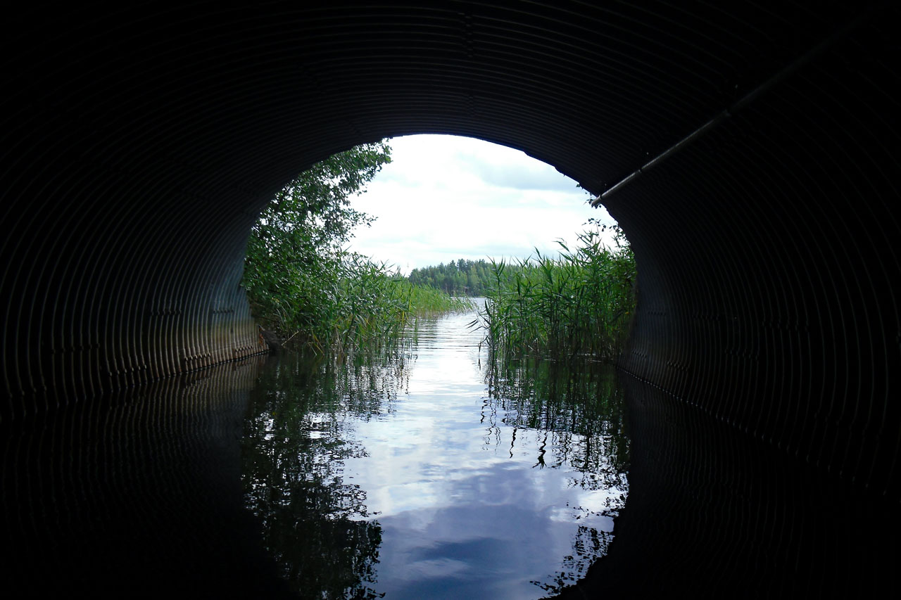 Unter einer Brücke hindurch auf einem See in Finnland als Nachruf für meinen Onkel