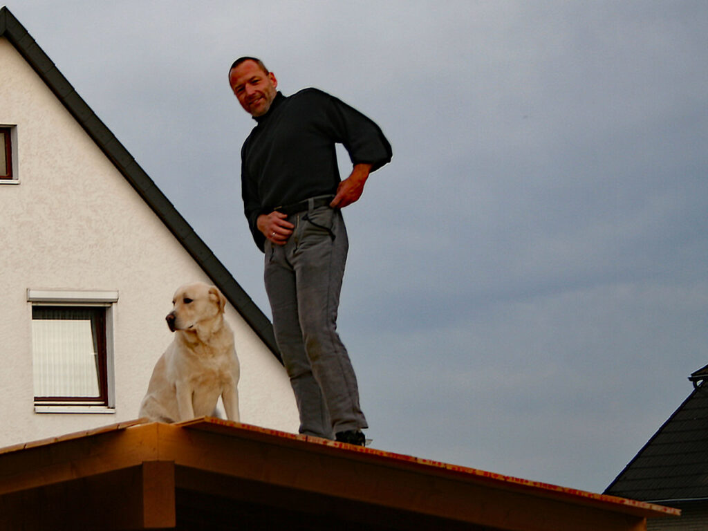 Labrador Strolch mit Falk auf dem Dach unseres Carports was für ein Vertrauen