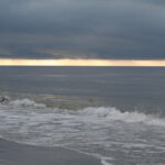 Sonnenuntergang am Horizont ziwischen Himmel und der Nordsee