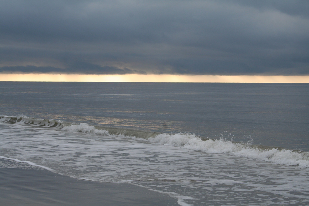 Sonnenuntergang am Horizont ziwischen Himmel und der Nordsee